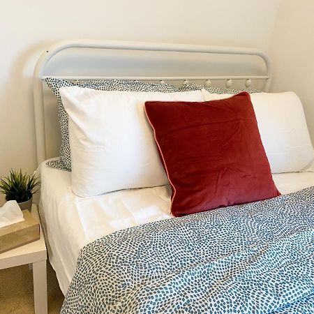 Elegant Rooms In Shared Townhouse Next To Beach Уитби Экстерьер фото