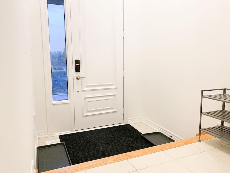 Elegant Rooms In Shared Townhouse Next To Beach Уитби Экстерьер фото