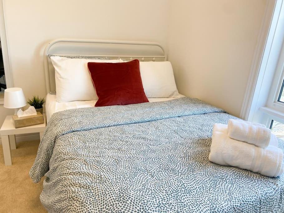 Elegant Rooms In Shared Townhouse Next To Beach Уитби Экстерьер фото