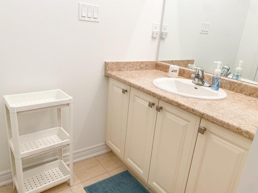 Elegant Rooms In Shared Townhouse Next To Beach Уитби Экстерьер фото
