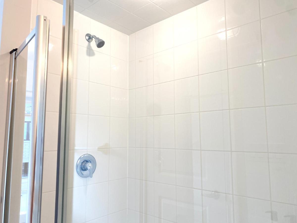 Elegant Rooms In Shared Townhouse Next To Beach Уитби Экстерьер фото