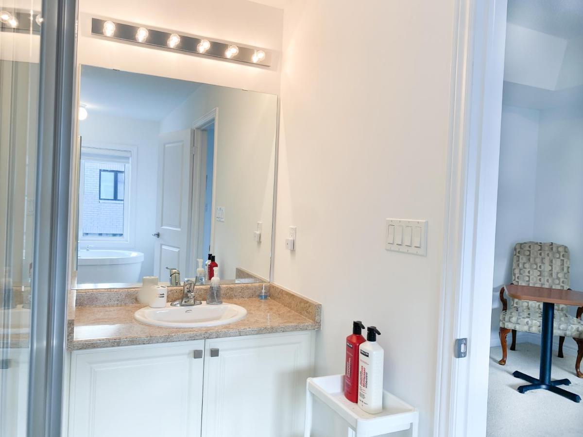 Elegant Rooms In Shared Townhouse Next To Beach Уитби Экстерьер фото